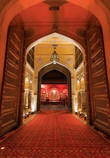 Una espectacular vista de Sarvato Bhadra, el primero de los pabellones al entrar, situado en un patio monumental. Es una construcción abierta, llamada Diwan-i-Khas, o hall de audiencias privadas. Allí se celebraron las coronaciones de los maharajás (en sánscrito, ‘grandes reyes’).