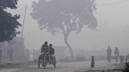 Una espesa neblina gris envolvió la capital de India la contaminación golpea niveles peligrosos. La Asociación Médica India dijo que Nueva Delhi estaba en medio de una "emergencia de salud pública"