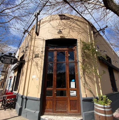 Una esquina clásica de Madariaga aloja a esta vinoteca que ya es un clásico de la zona