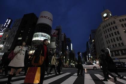 Una esquina del distrito Ginza en Tokio racionaliza el consumo de energía eléctrica en las marquesinas luego de la salida de servicio de las centrales nucleares tras el incidente de Fukushima
