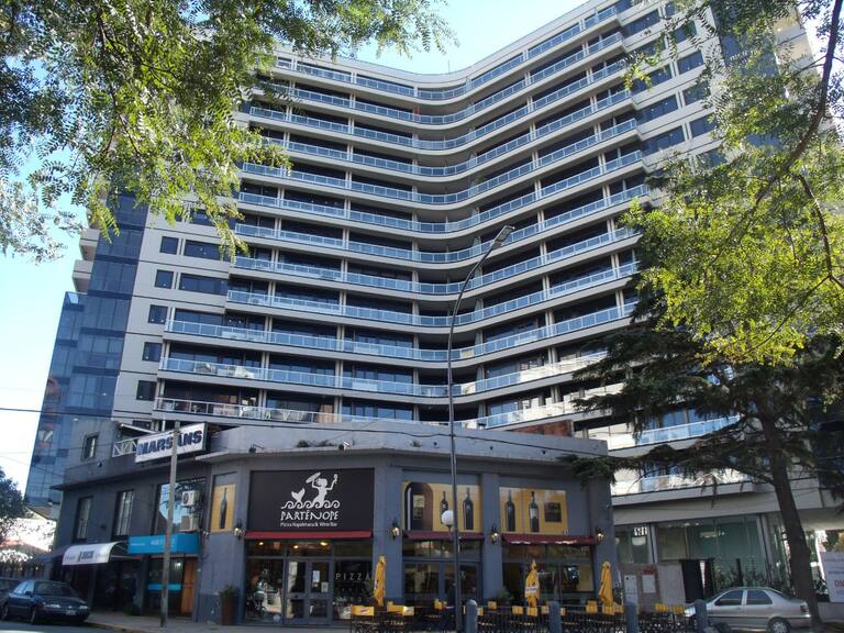 Una esquina emblemática de La Lucila, una localidad que se convirtió en un imán para los desarrolladores inmobiliarios que miran al norte