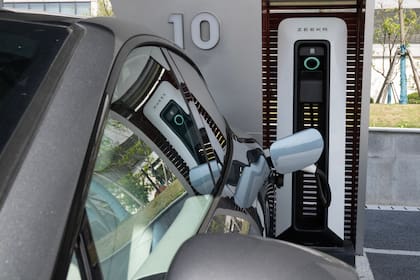Una estación de carga de autos eléctricos en la fábrica de Zeekr en Ningbo, China