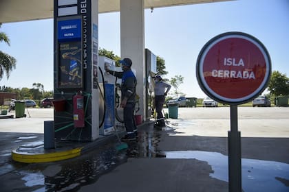 Una estación de servicio cerrada por falta de combustible en la zona de San Lorenzo, en Santa Fe