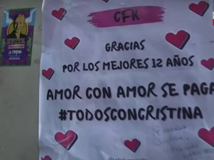 Una estampita de Evita junto al cartel que dice: "Gracias por los mejores 12 años, amor con amor se paga”