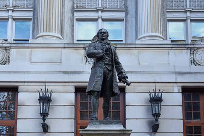 Una estatua de Alexander Hamilton, en el campus de la Universidad de Columbia, en Nueva York