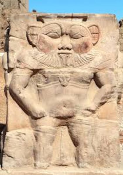 Una estatua de Bes, el antiguo dios egipcio de la fertilidad