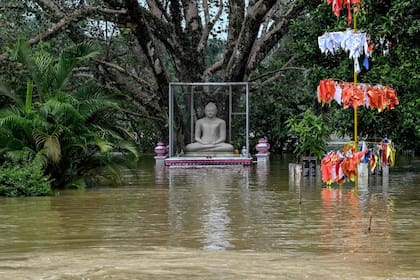 Una estatua de Buda en un templo inundado por las aguas en Wellampitiya, en las afueras de Colombo, el 1 de diciembre de 2025