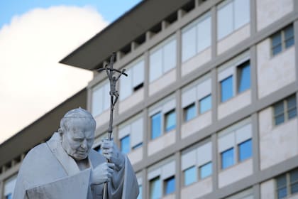 Una estatua de San Juan Pablo II junto al Gemelli