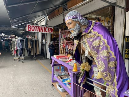 Una estatua de San Lázaro en un puesto en Flea Market Opa-locka de Hialeah, que vende artículos religiosos (Crédito: David Ovalle/Miami Herald)