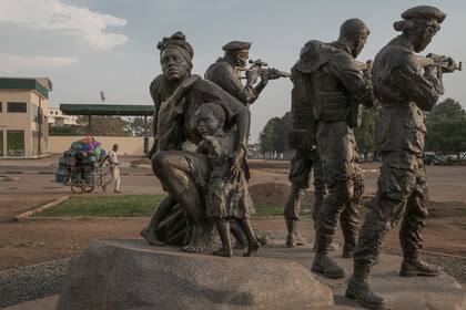 Una estatua de soldados rusos que protegen a los civiles en Bangui, la capital de la República Centroafricana, el 1 de noviembre de 2022; Putin ha desatado un nuevo desorden en el mundo con su guerra en Ucrania, y la República Centroafricana puede ser su máxima expresión. (Mauricio Lima/The New York Times)
