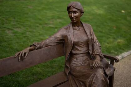Una estatua de Woolf en tamaño real disfrutando serenamente en un banco a orillas del río Támesis, en Londres