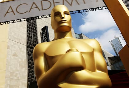 Una estatua del Oscar afuera del Teatro Dolby, en Los Ángeles