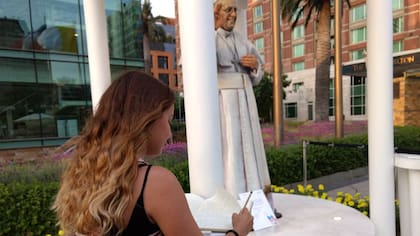 La escultura es de tama?o real, mide 1,75 metros, muestra a Francisco con una gran sonrisa