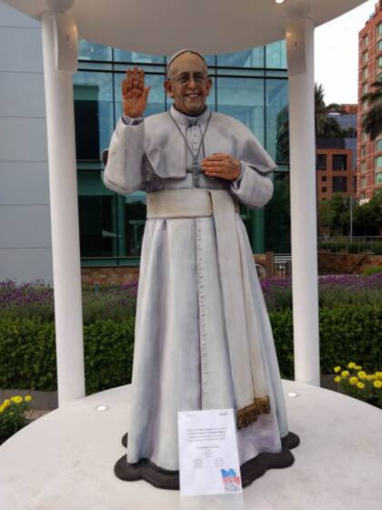 La estatua del Papa tama?o natural entretiene a los chilenos