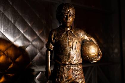 Una estatua en homenaje al Maradona de su época de "Cebollita"