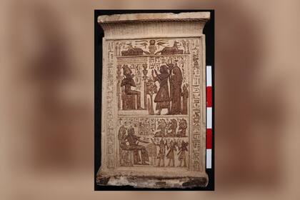 Una estela que perteneció a un hombre llamado Khaptah y su esposa Mwtemwia. La parte superior muestra a la pareja rindiendo homenaje a Osiris, el dios egipcio del inframundo, mientras que la parte inferior muestra a la pareja sentada con seis de sus hijos frente a ellos