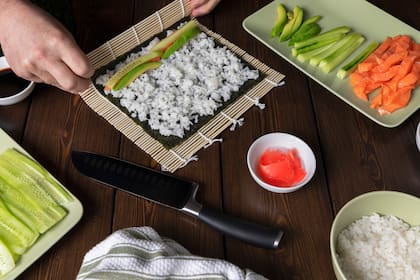Una estera de bambú y un cuchillo afilado son el equipo básico para hacer sushi.