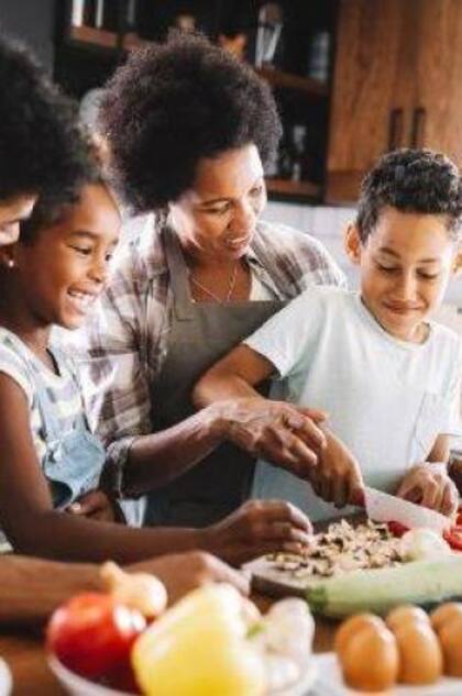 Una estrategia para enseñar a los niños sobre alimentación saludable es cocinando con ellos
Foto: iStock