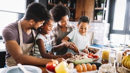 Una estrategia para enseñar a los niños sobre alimentación saludable es cocinando con ellos