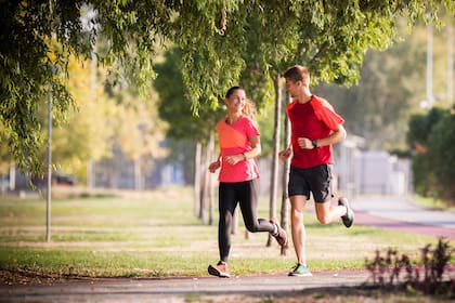 Una estrategia para los que recién se inician en el running es plantearse metas temporales, ejercitar con algún amigo y fijar días y horarios específicos de entrenamiento