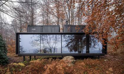 Una estructura de acero negro de 55 m2 como oportunidad para desenchufarse de la urbanidad y conectarse con la naturaleza