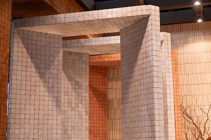 Una estructura escultórica de piezas modulares muestra cómo los revestimientos pueden convertirse en arquitectura en Expo Revestir 2026.