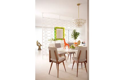 Una estructura liviana permite no bloquea la fuente de luz natural. Además de segmentar este living-comedor, cumple una función decorativa