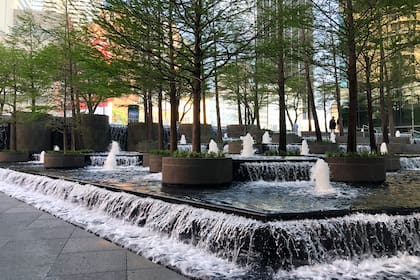 "Una estructura nada ambigua y una energía espacial que crece y se libera", afirmó Kiley sobre sus obras. "Las variaciones de un material es minuto a minuto: luces y sombras se vuelven audibles, muy parecido a las sutilezas dentro de un poema, cuando uno se concentra en los arreglos de cada palabras".