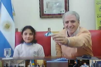 Una estudiante de Chascomús hizo una figura en origami para Kicillof, y el gobernador contó que también practica la disciplina oriental