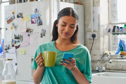 Una estudiante decidió investigar cómo adaptar las uñas para que pudieran funcionar con las pantallas táctiles