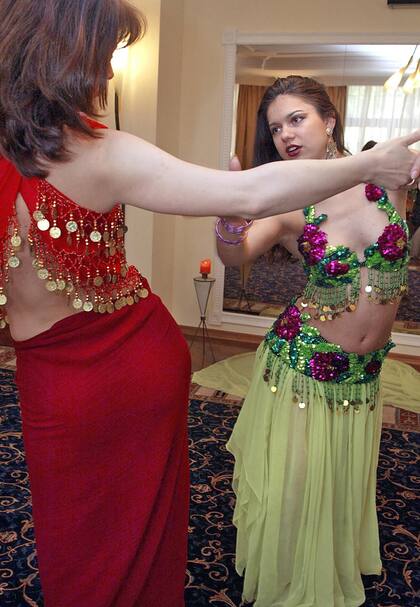 Una estudiante, en clase de danza en una escuela de seducción en San Petersburgo
