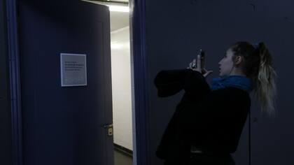 Una estudiante le saca una foto al baño mixto de la FADU