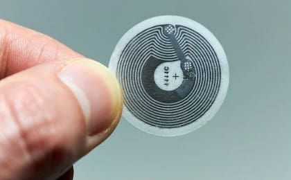 Una etiqueta NFC programable y autoadhesiva; se agrega a un objeto y luego se puede escanear con el celular a modo de inventario o para activar alguna función automatizada