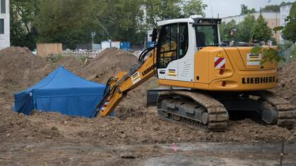 Una excavadora realiza tareas en la construcción en Frankfurt donde encontraron una bomba de la Segunda Guerra Mundial. La bomba se encuentra dentro de la carpa azul