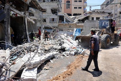 Una excavadora se utiliza para limpiar los escombros tras el bombardeo militar israelí del garaje del municipio de Gaza en la calle al-Wahda, en el barrio de al-Daraj, en la ciudad de Gaza, el 21 de junio de 2024, en medio del conflicto en curso entre Israel y el grupo militante palestino Hamas.