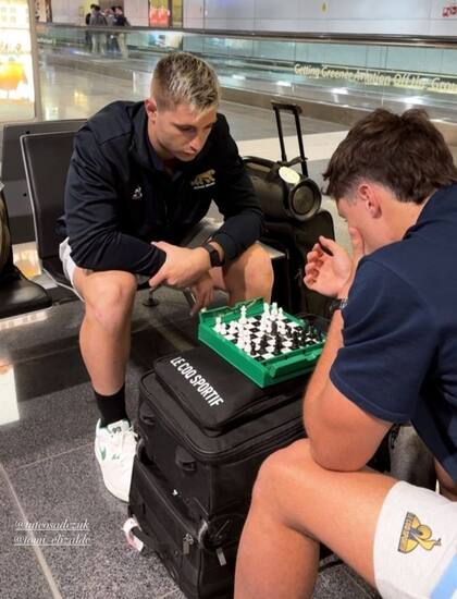Una excelente forma de hacer rendir el tiempo entre tantas pausas y esperas aeroportuarias: Matías Osadczuk y Tomás Elizalde juegan al ajedrez en una escala. 
