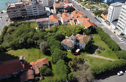 Una excepción para construir un edificio de 35 pisos a cambio de obras en la Rambla. Vista aerea de la Manzana en la que el Concejo Deliberante avanzó el proyecto sobre el inmueble de interés patrimonial de Alem y Gascón.