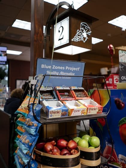 Una exhibición del Proyecto Zonas Azules en Wynn's Market en Naples, Florida