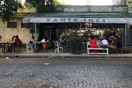 Una expanadería devenida restaurante especializado en platos hechos con productos de estación