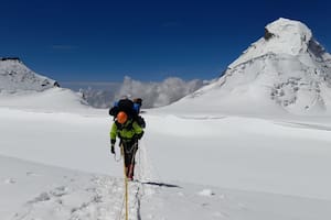 Una pared en 80 grados, un hombre caído en una grieta y otros desafíos del exitoso hito del Ejército