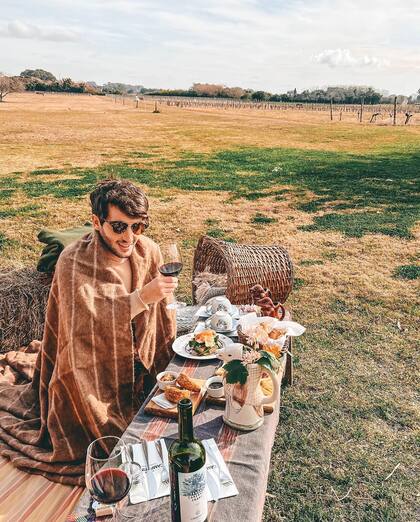 Una experiencia de picnic entre las viñas, permite instalarse alrededor de un fogón con una copa de Tannat, llegar en bicicleta por las lomas, y hacer de la degustación una experiencia plena.