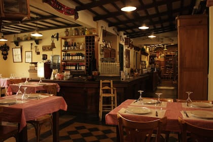 Una experiencia que combina lo gastronómico con lo visual: platos caseros y decoración de época