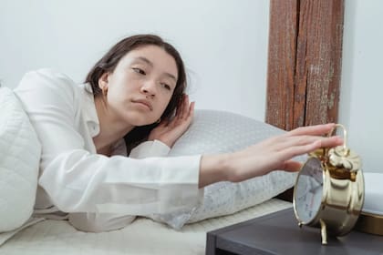 Una experta indicó cómo afecta al organismo posponer la alarma a la hora de levantarse (Foto Pexels)