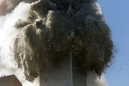 Una explosión hace que una de las torres del World Trade Center se derrumbe después de que un avión golpeara el edificio