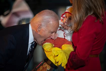 Una extraña imagen donde el entonces presidente Joe Biden le muerde la pierna a un bebé disfrazado de pavo