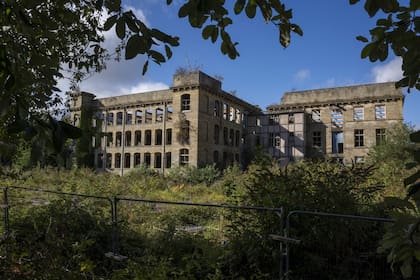 Una fábrica textil abandonada en Bradford. En un momento del siglo XIX fue aclamada como la capital mundial de la lana, pero la industria decayó precipitadamente tras la Segunda Guerra Mundial, al pasar de moda la lana y trasladarse la producción a mercados más baratos