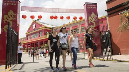 Una fachada con farolas y dragones recibe a los visitantes del nuevo mercado oriental, en el Delta