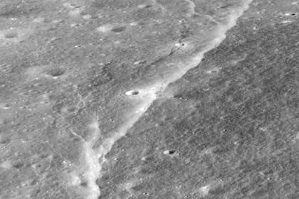 Una falla de empuje a lo largo de la pared del cráter Slipher; el acantilado tiene una altura de unos 20 metros