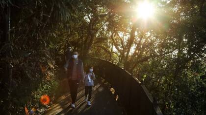 Una familia camina en un parque en Hong Kong