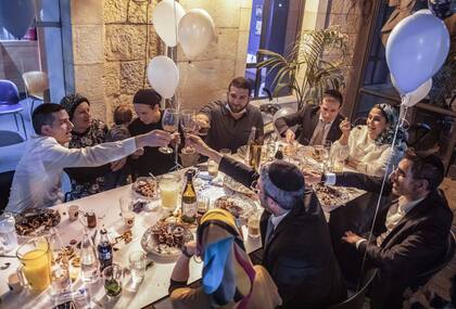 Una familia celebra en un restaurante de Jerusalén
